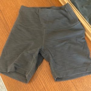 Lululemon patterned workout shorts 6”